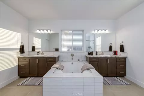 Bath - 1042 Beaver Pond, Madera, CA 93636 photo 4 of 5