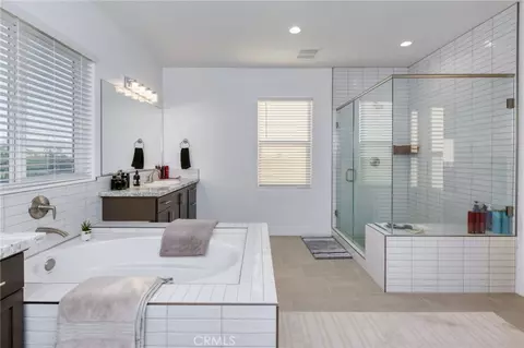 Bath - 1042 Beaver Pond, Madera, CA 93636 photo 5 of 5