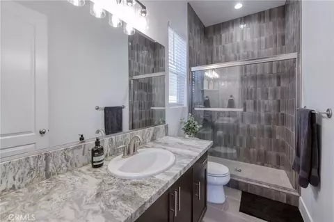 Bath - 1042 Beaver Pond, Madera, CA 93636 photo 1 of 5