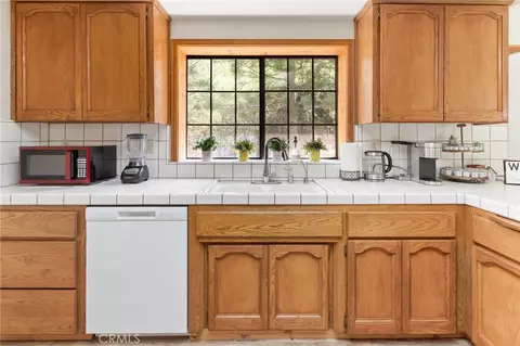 Kitchen - 52865 N Highway 245, Miramonte, CA 93641 photo 3 of 4