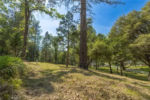 1 Oak Ln, Oakhurst, CA 93644