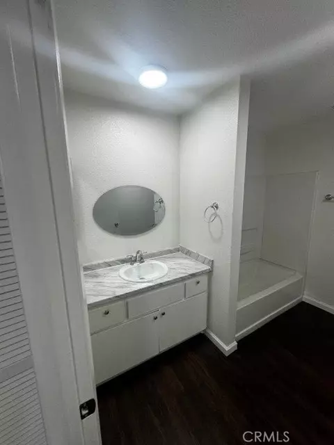 Bath - 1405 E Cypress, Reedley, CA 93654 photo 2 of 3