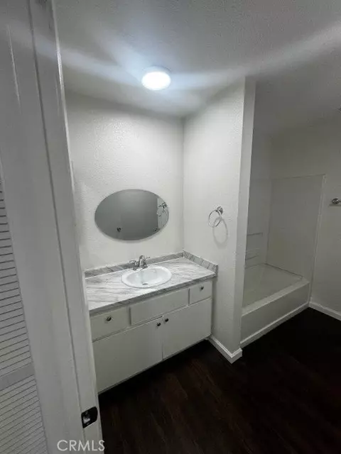 Bath - 1405 E Cypress, Reedley, CA 93654 photo 2 of 3