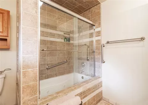 Bath - 5767 E Park Cir, Fresno, CA 93727 photo 5 of 6