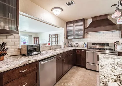 Kitchen - 5767 E Park Cir, Fresno, CA 93727 photo 4 of 6