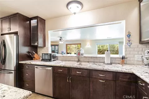 Kitchen - 5767 E Park Cir, Fresno, CA 93727 photo 6 of 6