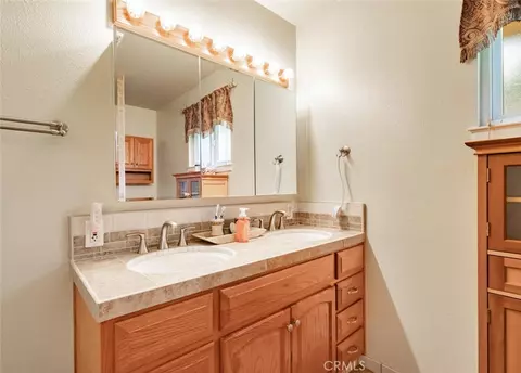 Bath - 5767 E Park Cir, Fresno, CA 93727 photo 4 of 6