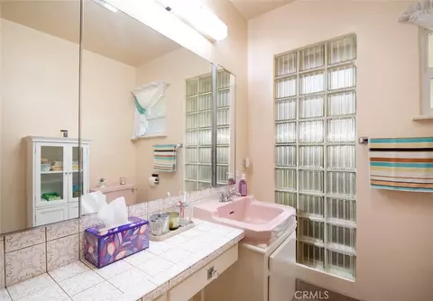 Bath - 5767 E Park Cir, Fresno, CA 93727 photo 3 of 6