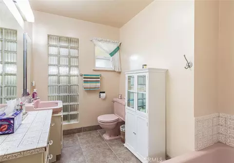 Bath - 5767 E Park Cir, Fresno, CA 93727 photo 1 of 6