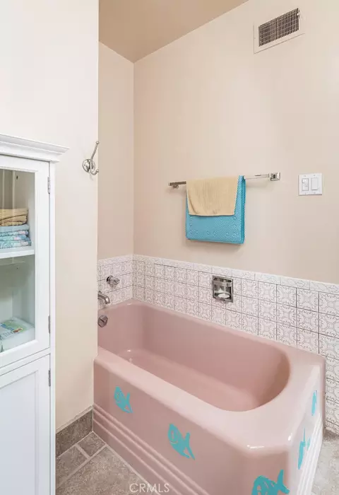 Bath - 5767 E Park Cir, Fresno, CA 93727 photo 2 of 6