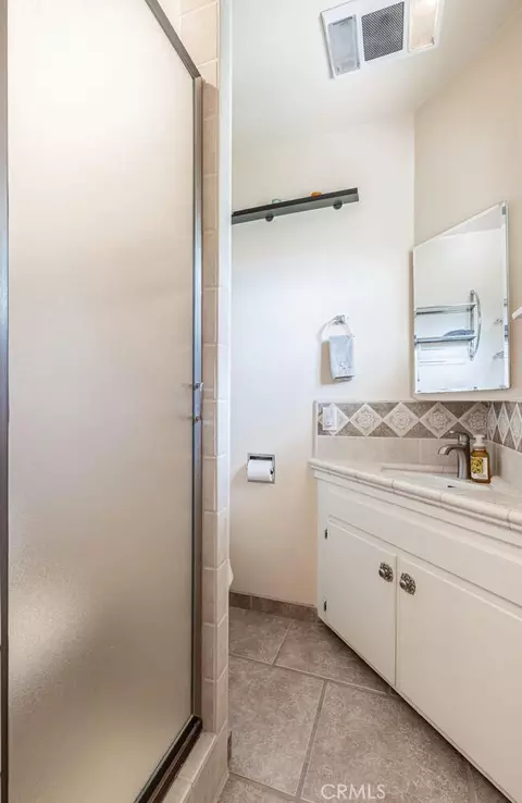 Bath - 5767 E Park Cir, Fresno, CA 93727 photo 6 of 6