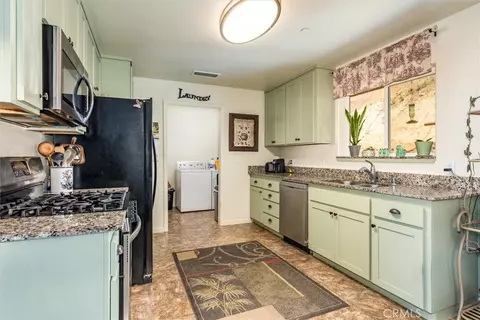 Kitchen - 43263 E Sugar Pine Dr, Oakhurst, CA 93644 photo 2 of 3
