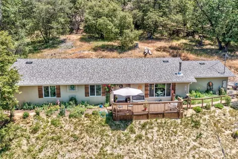 Exterior - 43263 E Sugar Pine Dr, Oakhurst, CA 93644 photo 2 of 10