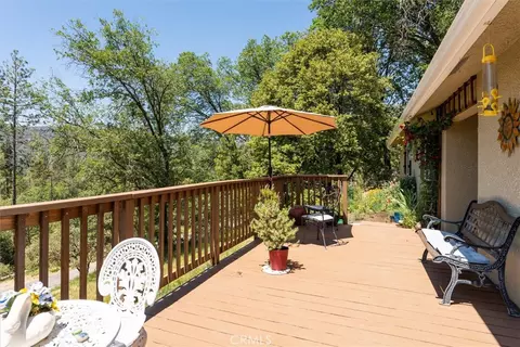 Exterior - 43263 E Sugar Pine Dr, Oakhurst, CA 93644 photo 6 of 10