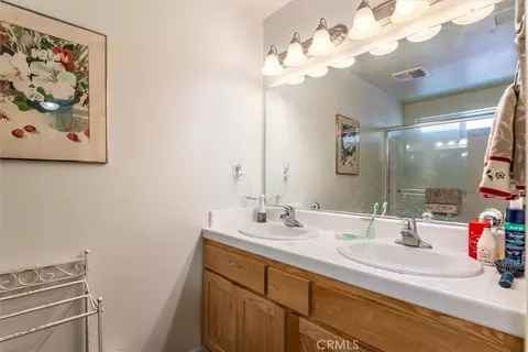 Bath - 43263 E Sugar Pine Dr, Oakhurst, CA 93644 photo 2 of 3