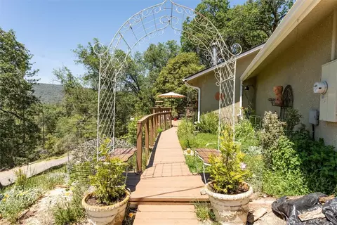 Exterior - 43263 E Sugar Pine Dr, Oakhurst, CA 93644 photo 5 of 10