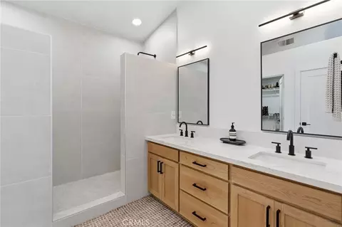 Bath - 1740 N Mckelvy Ave, Clovis, CA 93619 photo 1 of 3