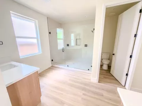 Bath - 181 Grace Ct, Lemoore, CA 93245 photo 3 of 4
