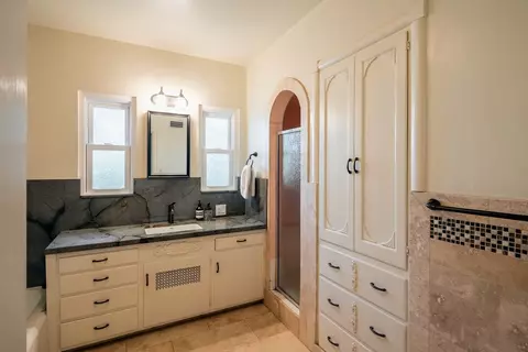 Bath - 107 E Normal, Fresno, CA 93704 photo 4 of 5