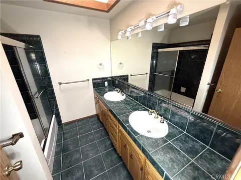 Bath - 2431 Judith Ct, Madera, CA 93637 photo 2 of 3