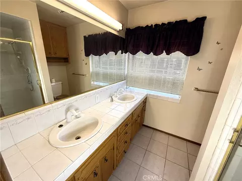 Bath - 2431 Judith Ct, Madera, CA 93637 photo 1 of 3