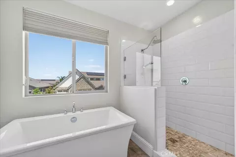 Bath - 338 Boulder Dr S, Madera, CA 93636 photo 5 of 5