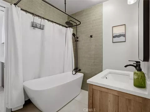 Bath - 30664 Donald Ave, Madera, CA 93636 photo 1 of 4