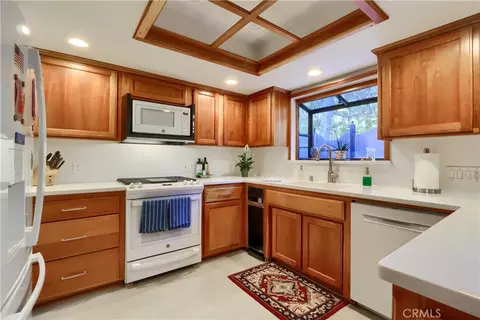 Kitchen - 39670 Highview, Oakhurst, CA 93644 photo 3 of 5