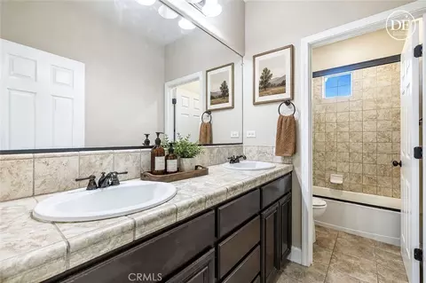 Bath - 1135 N Whittier Ave, Clovis, CA 93611 photo 2 of 5