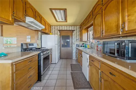 Kitchen - 16565 Lacey Blvd, Lemoore, CA 93245 photo 2 of 3