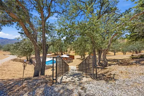Exterior - 20205 Old Town Rd, Tehachapi, CA 93561 photo 11 of 19