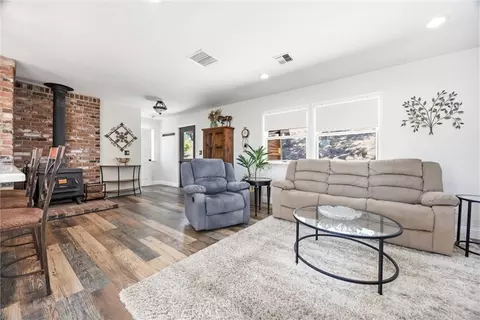 Living - 20205 Old Town Rd, Tehachapi, CA 93561 photo 3 of 3