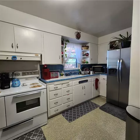 Kitchen - 417 N O St, Madera, CA 93637 photo 2 of 3