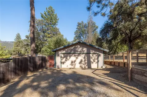 Exterior - 49832 Pierce, Oakhurst, CA 93644 photo 22 of 27