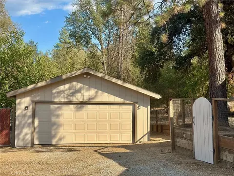 Exterior - 49832 Pierce, Oakhurst, CA 93644 photo 16 of 19