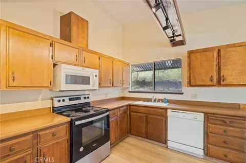 Kitchen - 49832 Pierce, Oakhurst, CA 93644 photo 2 of 2