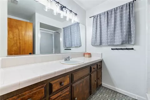 Bath - 11914 Charlton Rd, Madera, CA 93636 photo 2 of 2