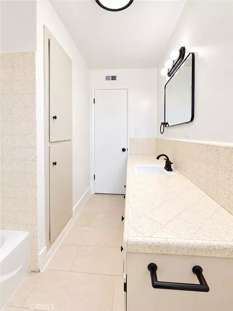 Bath - 522 Garfield Ave, Taft, CA 93268 photo 2 of 5