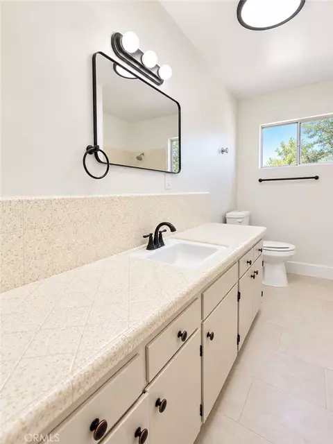 Bath - 522 Garfield Ave, Taft, CA 93268 photo 1 of 5