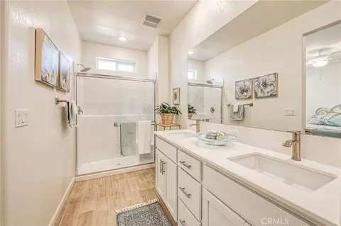 Bath - 1523 Bloom Ln, Clovis, CA 93619 photo 2 of 2