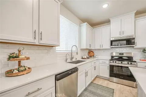 Kitchen - 1523 Bloom Ln, Clovis, CA 93619 photo 3 of 4
