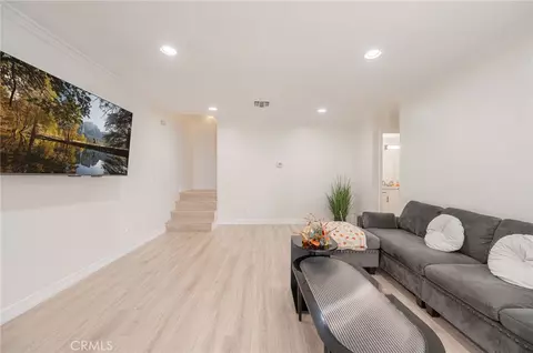 121 Sinclair Ave #207, Glendale, CA 91206