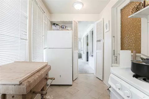 Kitchen - 325 S Los Robles Ave, Pasadena, CA 91101 photo 2 of 5