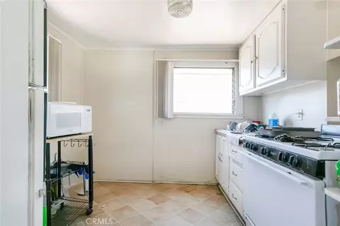 Kitchen - 325 S Los Robles Ave, Pasadena, CA 91101 photo 3 of 5