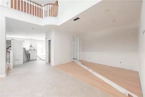 Living - 29276 Discovery Rdg, Santa Clarita, CA 91390 photo 2 of 3