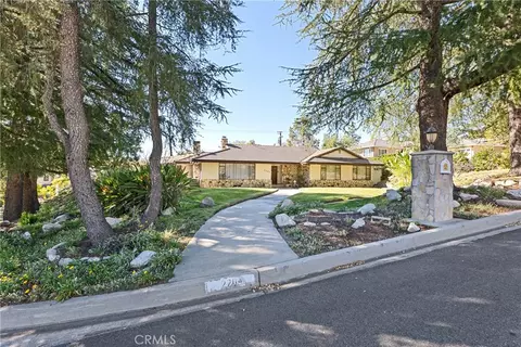 2204 San Gorgonio Rd, La Canada Flintridge, CA 91011