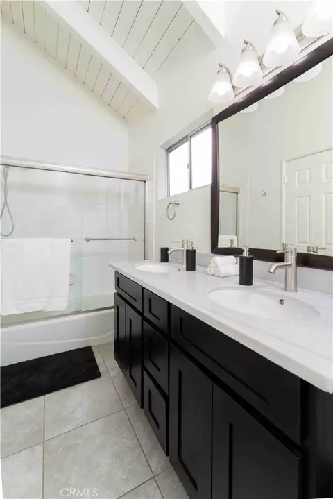 Bath - 695 Sutter Ln, Lake Arrowhead, CA 92352 photo 3 of 4