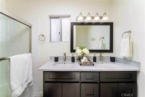 Bath - 695 Sutter Ln, Lake Arrowhead, CA 92352 photo 4 of 4