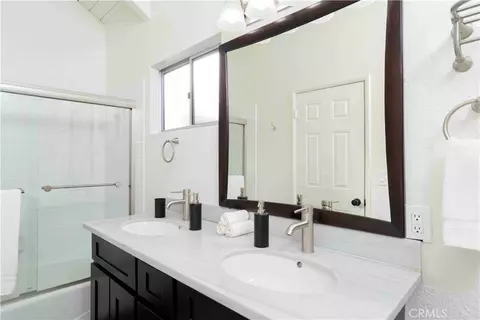 Bath - 695 Sutter Ln, Lake Arrowhead, CA 92352 photo 2 of 4