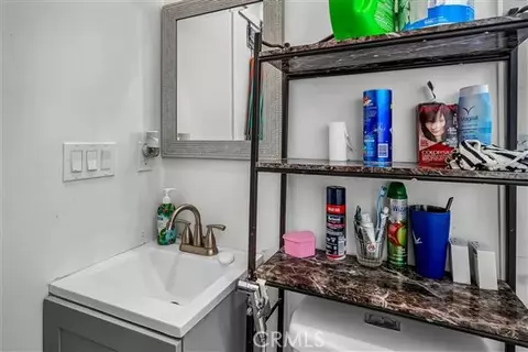 Bath - 609 Corwin Ave, Glendale, CA 91206 photo 3 of 3